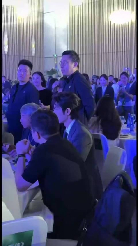 肖战未走绿毯低调进入提名晚宴内场了