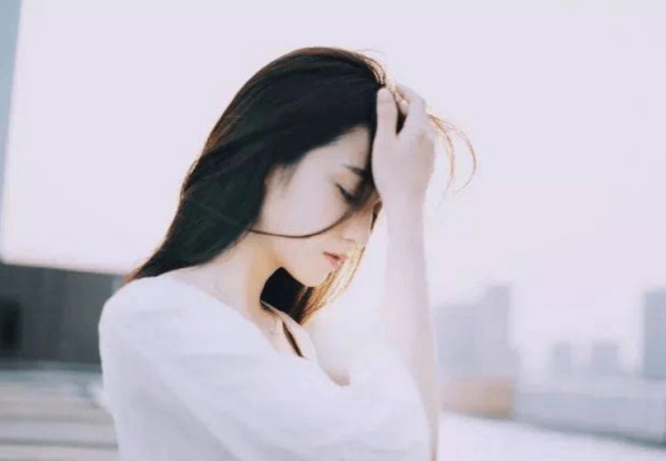 感情里，女人千万别做这三件傻事，不值得