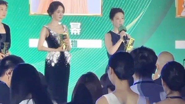 杨紫谈吐大方亮相活动，期待演绎更多角色