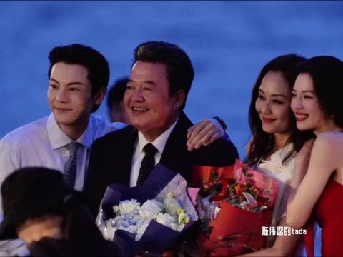 祝贺戏中岳父岳母杀青，大家一起合影，新剧《爱情慢慢》惠州海边拍摄路透
