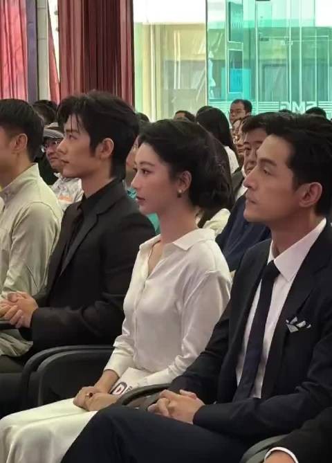 肖战杨紫坐一起参加活动，都快忘了两人也有CP粉