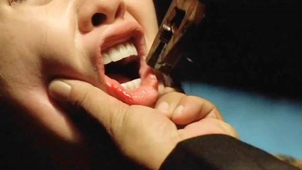 美女惨遭黑帮虐待，纯属自找苦吃，任达华吴京电影！关注我一起看电影