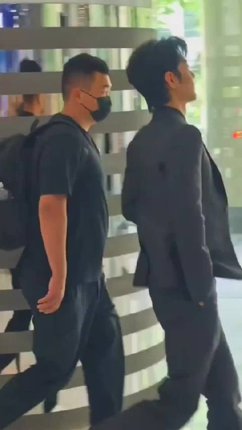 肖战这大长腿真的爱了，这真是走路带风啊
