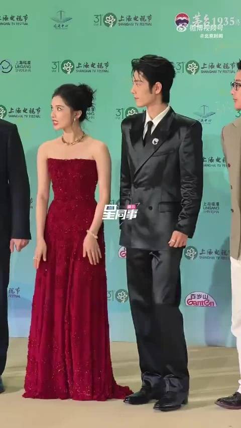 肖战生怕踩到张婧仪的裙子