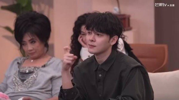 谁狠狠破防！尤长靖在歌手直播镜头前自然比出NINEPERCENT经典9字手势…