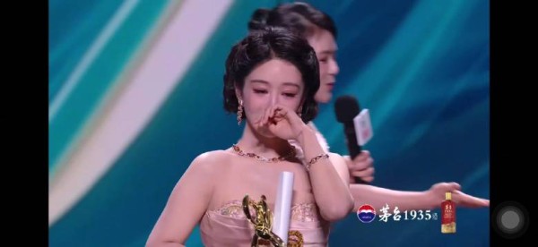 杨紫凭生命树斩获白玉兰视后