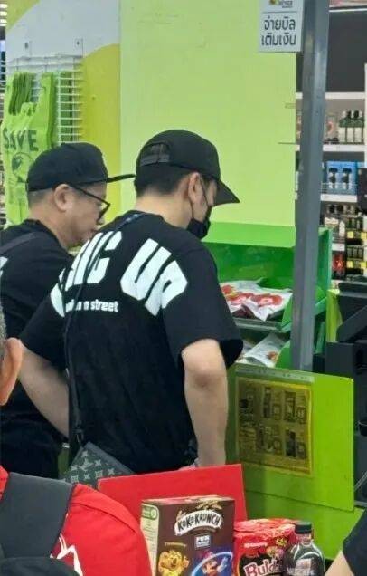 吴卓羲泰国超市被偶遇，背LV袋低调购物，真人高大健硕获网民称赞