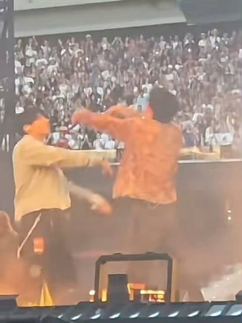 俩人谈笑之间演了一出电视剧