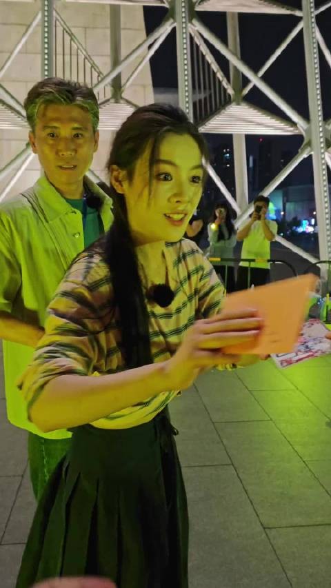 26.6.26 无锡大剧院下班 漂亮宝贝美死了，还一直叫小朋友注意安全
