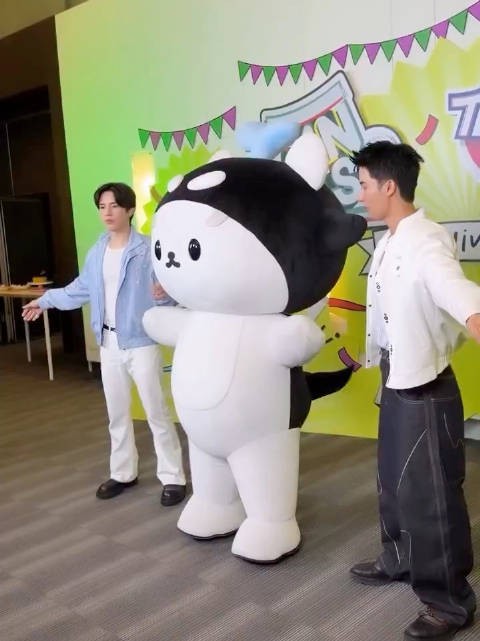 sansan老师教学员舞蹈动作，示范雨刮器动作