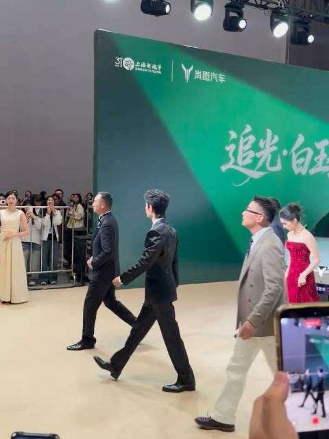 哇靠这个红毯退场真的有点晕腿了，太出众了男神