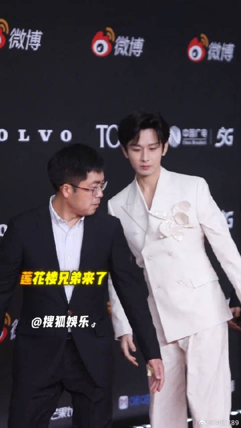 曾舜晞 今天这个红毯造型搭配怎么好像办婚礼啊（大胆）微博VC计划