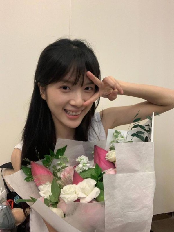 李思潼晒毕业典礼现场随拍 身着学士服笑容明媚