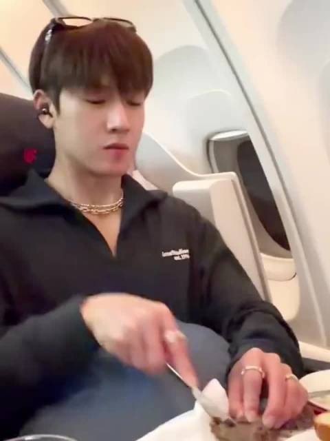 李昀锐藏美食让粉丝先尝