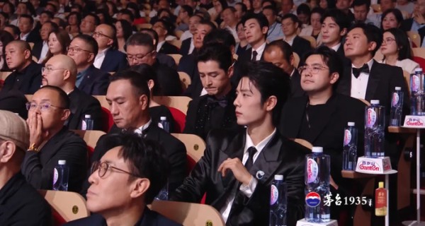 杨紫摘“白玉兰视后”的瞬间！杨幂笑出了女演员间的另一种美好