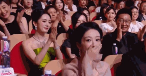 杨紫摘“白玉兰视后”的瞬间！杨幂笑出了女演员间的另一种美好
