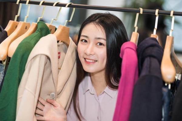 中年女人一旦爱上了情人，这三个举动怎么都遮不住