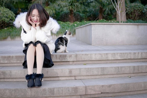结了婚的女人一旦有这些举动，说明她整个人都给了别人了，别犯傻了