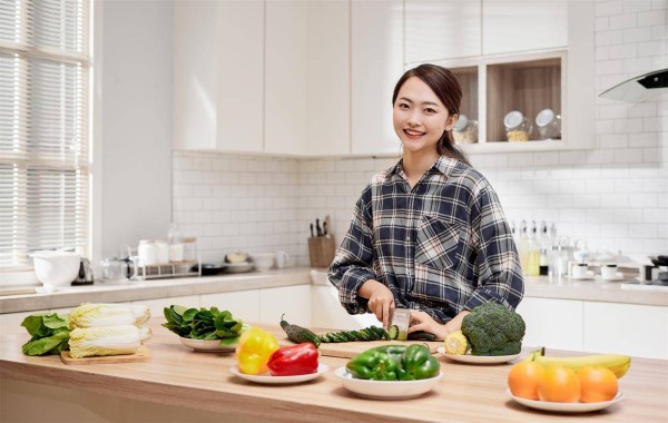 结了婚的女人要是偷偷想你了，不会主动联系你，反而会有这么一种表现