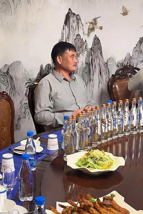 大衣哥再次登上热搜！演出结束后与友人聚餐，面前放满光瓶白酒，引网友热议