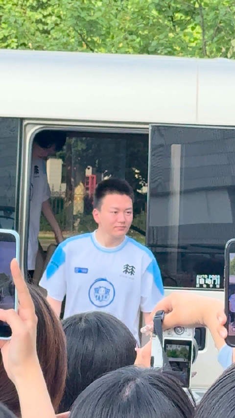 老摆真火 脱粉回踩了