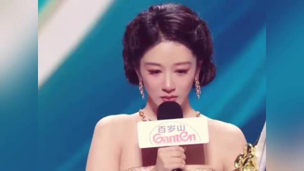 杨紫白玉兰获奖感言激励观众