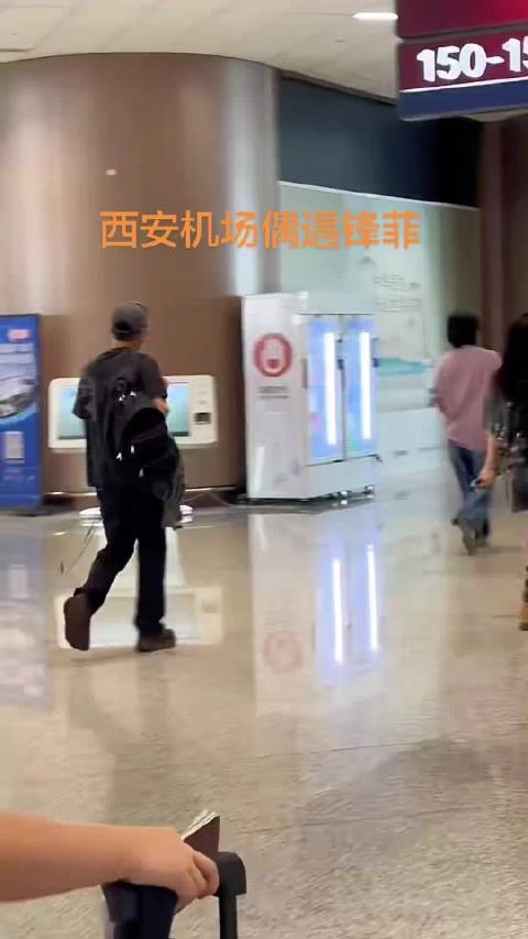 撞见跨越二十年的偏爱，牵手同行好温柔，偶遇谢霆锋、王菲