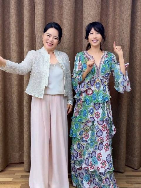 原来龚琳娜和莫文蔚一样高！