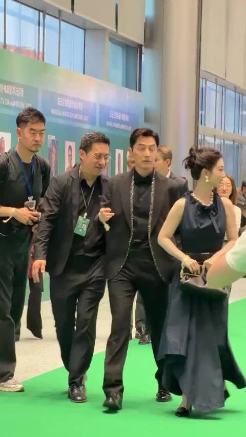 杨紫飞奔拥抱胡歌，高原搭档戏外相拥