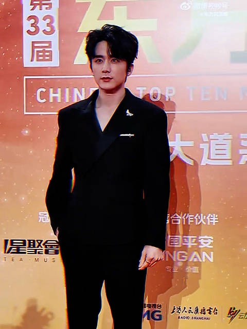 张新成亮相东方风云榜红毯，携舞团表演《一个演员的自我修养》