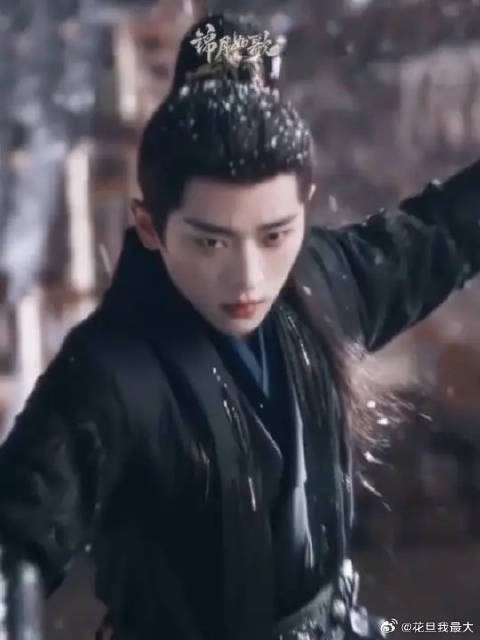 这漫天的雪衬得人强大又落寞