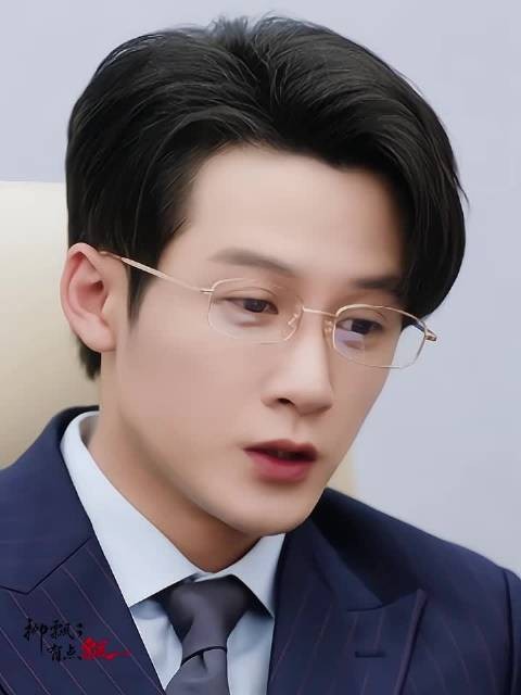 工作中的李亦非好有魅力