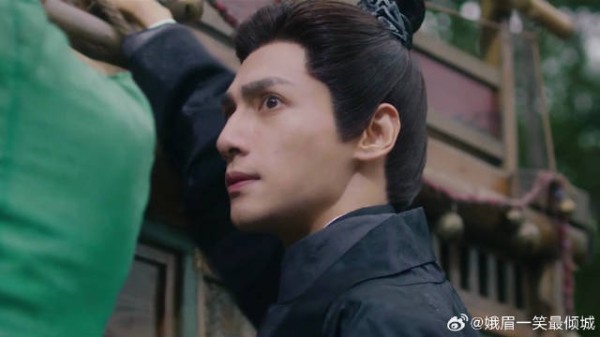 江心白和颜南星被追杀，南星受伤，心白为救她接吻