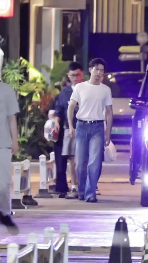 李现穿白色T恤都那么帅气孟弗渊白T 的神