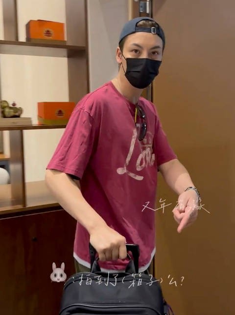甩兔毛晒新发色，晒新代言新箱子……陈伟霆你就是最会的 源水印