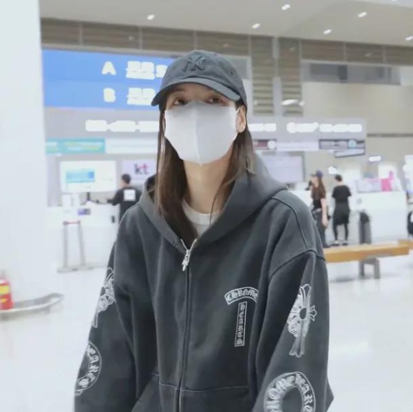Lisa回到韩国，但无任何粉丝去接机，韩国网友希望她摘到KPOP标签