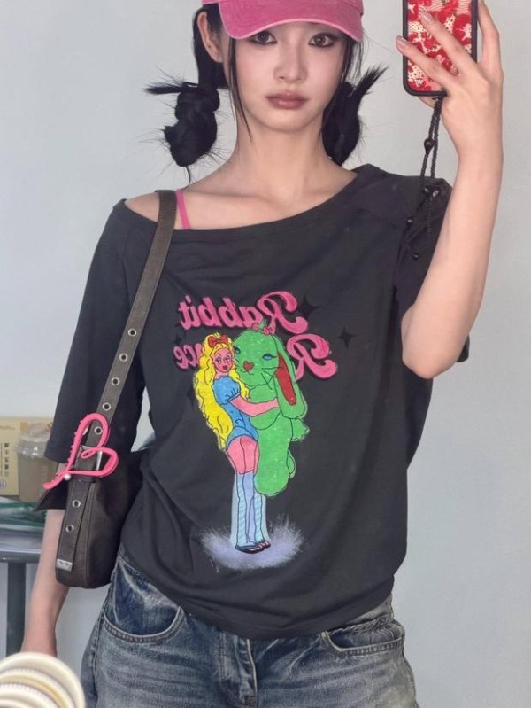 搜狐娱乐讯 近日，周洁琼一组美照释出。她头戴粉色棒球帽，搭配个性小烟熏妆，在休闲穿搭中透出酷飒气质，活力满满。