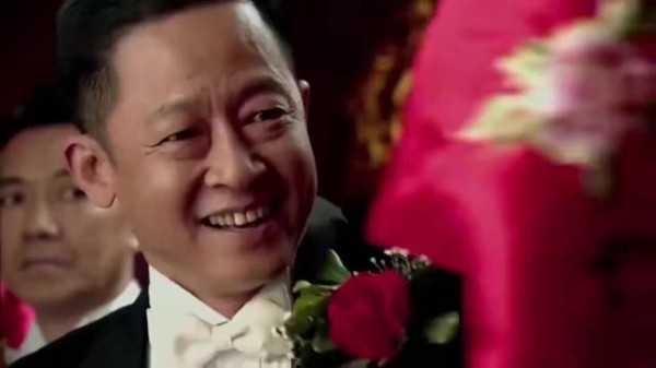 俩新娘穿得一模一样，谁料掀开盖头一看，俏姑娘竟变成老大妈！