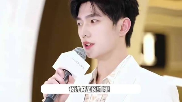 杨洋素颜亮相军艺同学聚会，建模脸少年感十足