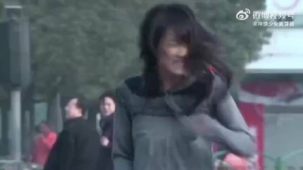 蜗居：海藻挺着大肚子独自走在街上遇到小贝和一个女孩走在一起，海藻后悔了吗