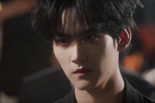 周柯宇《炽夏》眼神戏获赞，精准演绎恨你不爱我