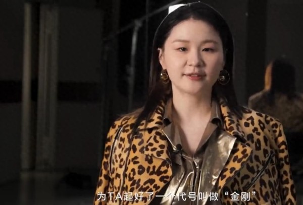 金靖导演老公露面，气质干净素颜也挺帅，夫妻俩这性格差距是真大