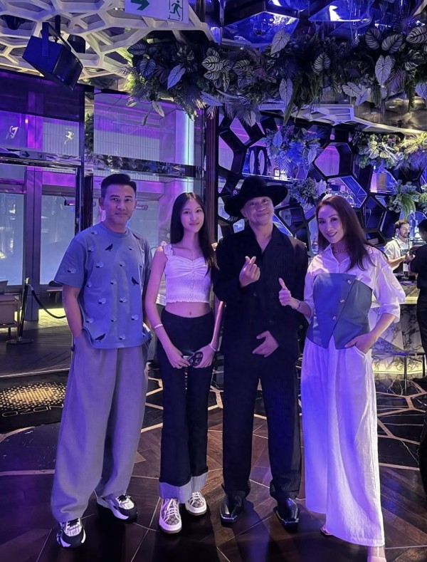 郭可盈女儿毕业全家外出庆祝，16岁林天若穿露脐装，身高超过母亲
