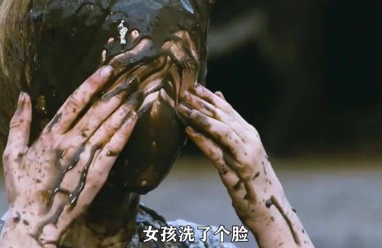 女孩脸上满是污泥，用手擦除却发现自己的五官出现在泥人身上