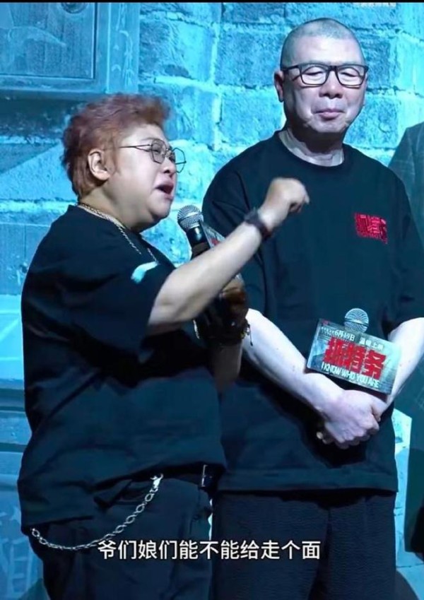 一句 “走个面儿” 吵翻全网，韩红发文道歉，冯小刚却沉默了！