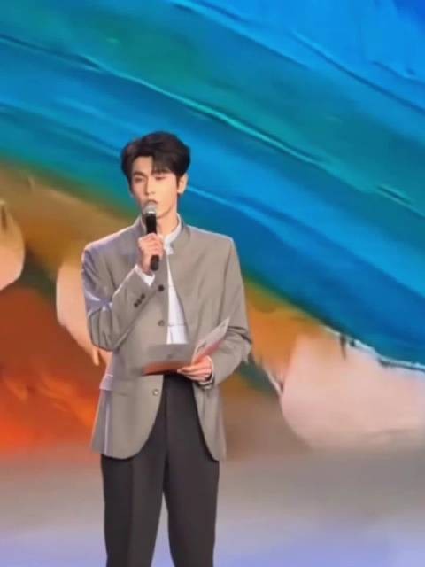 张凌赫继承父母优良基因，身材五官声音俱佳