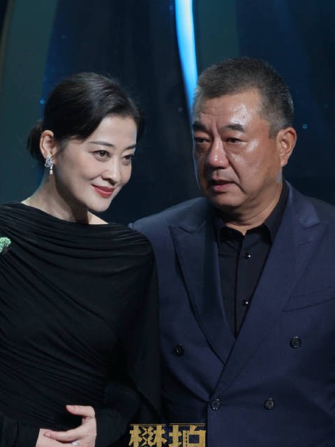 梅婷董勇亮相白玉兰舞台引《父母爱情》回忆