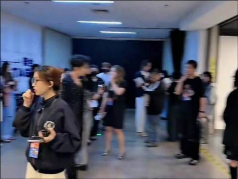 好辛苦呀,刚下舞台就要处理对接其他的工作,一个很游刃有余很帅的个体户