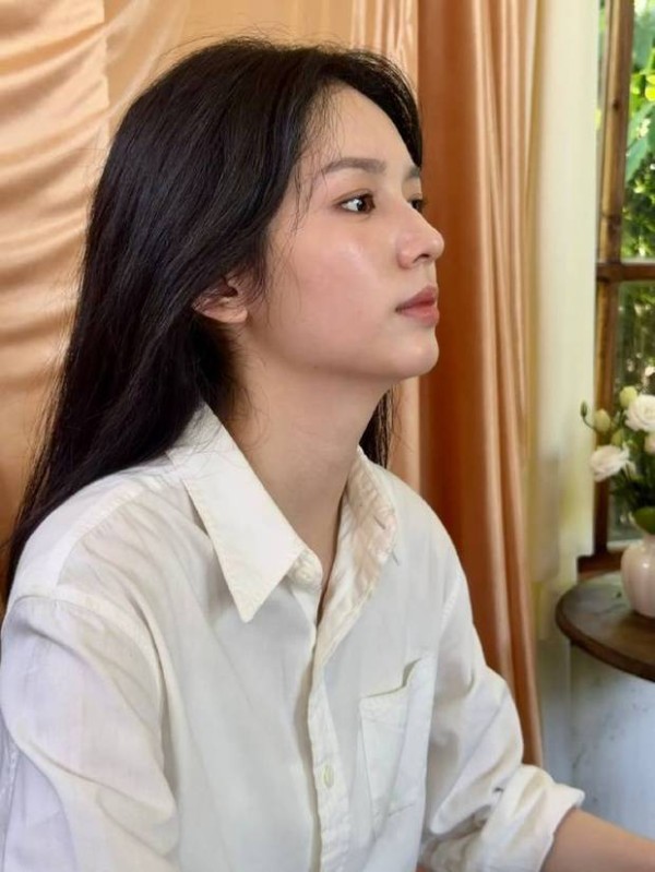 周也白衬衫造型清爽出镜 侧脸轮廓优越亮眼