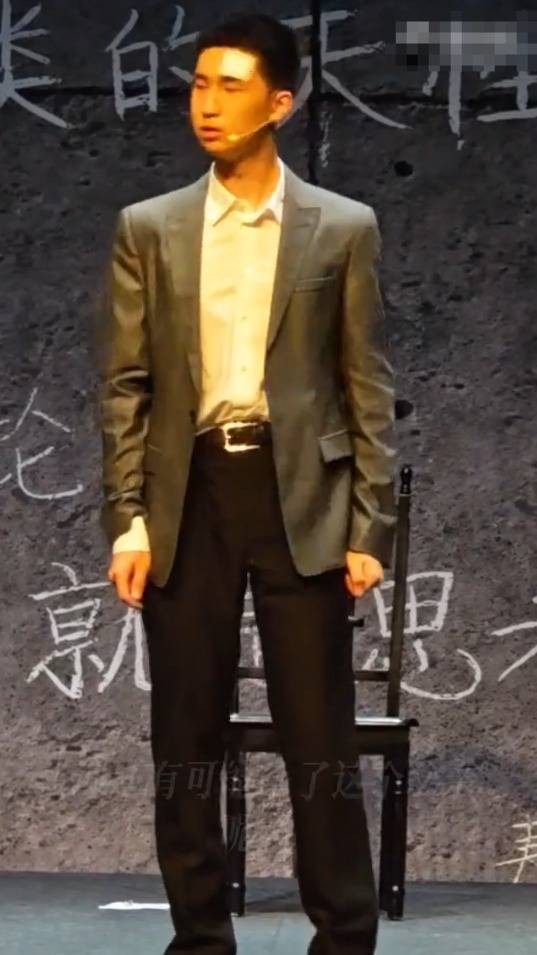 搜狐娱乐讯 6月29日,北京,15岁林大竣登台表演话剧,外形、动作神态都跟爸爸林永健一模一样。
